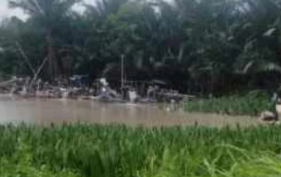 KBOBABEL.COM (Pangkalpinang) – Praktik penambangan timah ilegal kian brutal di Kota Pangkalpinang, tepatnya di kawasan Kolong Akit, Jalan Batu Nirwana II, Kelurahan Semabung Lama, Kecamatan Bukit Intan. Jumat (25/4/2025), tim media menemukan fakta bahwa sejumlah kelompok penambang menggunakan mesin TI (Tambang Inkonvensional) secara terang-terangan tanpa mengindahkan ketentuan hukum, meski kawasan ini sudah ditetapkan sebagai wilayah Zero Tambang. Minggu (27/4/2025).