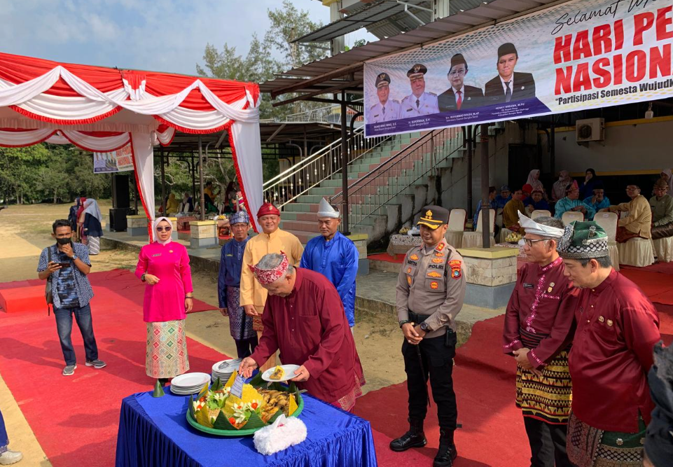 KBOBABEL.COM (Mentok) – Pemerintah Kabupaten Bangka Barat menggelar upacara peringatan Hari Pendidikan Nasional (Hardiknas) 2025 di Lapangan Atletik Pemkab Bangka Barat, Upacara berlangsung khidmat dengan kehadiran Forum Koordinasi Pimpinan Daerah (Forkopimda), para guru yang mengenakan seragam khas, serta siswa dari berbagai jenjang pendidikan mulai dari SD, SMP, hingga SMA/SMK. Sejumlah tamu undangan lainnya turut menyaksikan jalannya peringatan.Jumat (2/5/2025). 