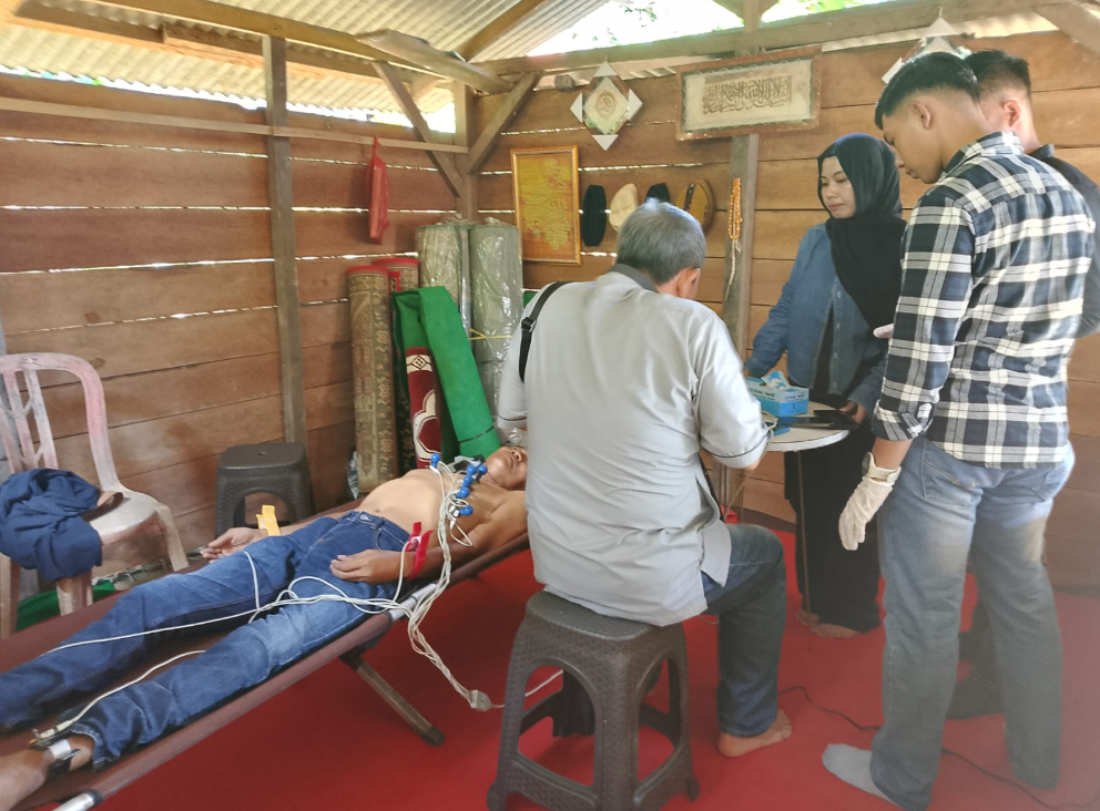 KBOBABEL.COM (Pangkalpinang) – Brigjen TNI (Purn) dr. Ismi Purnawan, Sp.JP(K), M.A.R.S., FIHA—yang akrab disapa Dokter Ipong—terus menunjukkan komitmennya terhadap kesehatan masyarakat. Bersama Pondok Aspirasi “Himyar Arsani”, ia menggelar aksi sosial berupa pemeriksaan jantung dan EKG gratis bagi warga Pangkalpinang. Sabtu (3/5/2025).
