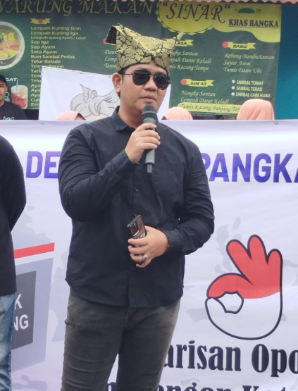 KBOBABEL.COM (PANGKALPINANG)  — Sosok Tomi Permana kian menjadi sorotan publik setelah namanya masuk dalam daftar tokoh muda yang dinilai layak meraih PJS Award 2025. Penilaiannya bukan tanpa dasar. Tomi dikenal sebagai salah satu penggerak simpul relawan  perlawanan kotak kosong dalam Pilkada Kota Pangkalpinang 2024, yang secara mengejutkan berhasil menumbangkan calon tunggal petahana yang diusung oleh gabungan partai politik.Jumat (9/5/2025).