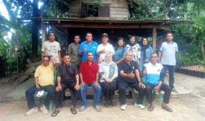 KBOBABEL.COM (PANGKALPINANG) — Titin Hilda, srikandi asal Kota Pangkalpinang dan anggota DPD Partai Golkar Babel, menyatakan kesiapannya maju sebagai bakal calon Wakil Wali Kota Pangkalpinang dalam Pilkada Ulang 2025. Usai mendaftarkan diri sebagai balon cawawako Pangkalpinang, langkah politik ini ia awali dengan melakukan silaturahmi ke sejumlah tokoh masyarakat di Pondok Aspirasi “Himyar Arsani”, yang dikenal sebagai markas pemikiran Bang Iim. Sabtu (10/5/2025).