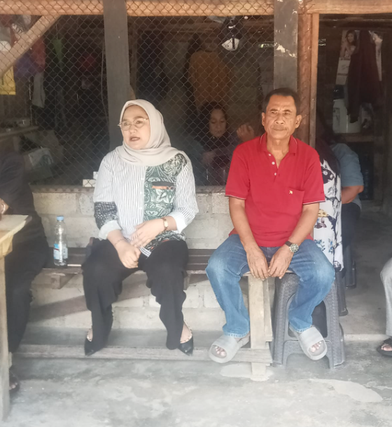 KBOBABEL.COM (PANGKALPINANG) — Titin Hilda, srikandi asal Kota Pangkalpinang dan anggota DPD Partai Golkar Babel, menyatakan kesiapannya maju sebagai bakal calon Wakil Wali Kota Pangkalpinang dalam Pilkada Ulang 2025. Usai mendaftarkan diri sebagai balon cawawako Pangkalpinang, langkah politik ini ia awali dengan melakukan silaturahmi ke sejumlah tokoh masyarakat di Pondok Aspirasi “Himyar Arsani”, yang dikenal sebagai markas pemikiran Bang Iim. Sabtu (10/5/2025).