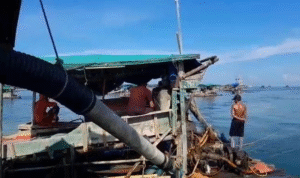 KBOBABEL.COM (BANGKA BARAT) — Situasi keamanan dan ketertiban masyarakat (kamtibmas) di Desa Keranggan  Kecamatan Mentok, Kabupaten Bangka Barat, Provinsi Kepulauan Bangka Belitung, mulai goyah. Penyebabnya bukan lain karena aktivitas tambang timah ilegal yang terus beroperasi secara terang-terangan di kawasan perairan Keranggan sejak sepekan terakhir. Sabtu (17/5/2025).