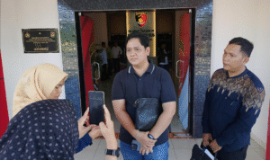 KBOBABEL.COM  (Pangkalpinang) — Dunia digital sekali lagi membuktikan bahwa jari-jari yang menari di atas layar bisa berujung pada jeratan hukum. Ketua Pemuda Pangkalpinang Bersuara, Tomi Permana, memilih jalur hukum setelah merasa namanya dicemarkan oleh unggahan akun Facebook bernama AW, yang juga dikenal sebagai Yuko, seorang oknum wartawan media online di Bangka Belitung. Senin (19/5/2025).