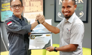Pangkalpinang – Kiprah PT Timah Tbk dalam mendukung kebebasan pers dan peningkatan kapasitas wartawan di Provinsi Kepulauan Bangka Belitung kembali mendapatkan apresiasi. Kali ini, melalui ajang bergengsi PJS Award 2025, organisasi Pro Jurnalismedia Siber (PJS) memberikan penghargaan kepada Anggi Siahaan, selaku Head of Corporate Communication PT Timah (Persero) Tbk, atas kontribusi nyata dalam menjalin kemitraan strategis dengan insan pers di Bangka Belitung. Sabtu (25/5/2025).
