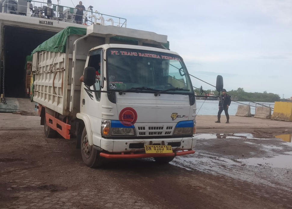 KBOBABEL.COM (Bangka Belitung) — Skandal penyelundupan timah kembali mencuat. Sebanyak sembilan truk bermuatan pasir timah ilegal dari Pulau Belitung dilaporkan memasuki kawasan industri Jelitik, Sungailiat, Kabupaten Bangka, Senin malam (26/5/2025). Dari sembilan truk tersebut, tujuh di antaranya diduga milik seorang bos timah berinisial AH dari Bakik Jebus,Kabupaten Bangka Barat. Jumat (30/5/2025).