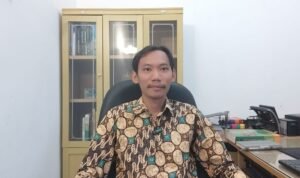 Pangkalpinang, — Skandal proyek pembangunan pagar Daerah Keamanan Terbatas (DKT) Bandara Depati Amir kembali mencuat ke permukaan. Proyek senilai Rp2,8 miliar yang dikerjakan pada 2023 ini belum juga menemukan kejelasan hukum maupun penyelesaian administratif. Ironisnya, alih-alih transparan, pihak pengelola justru menutup rapat-rapat pintu klarifikasi, menambah kecurigaan publik akan adanya permainan anggaran. Selasa (3/5/2025).