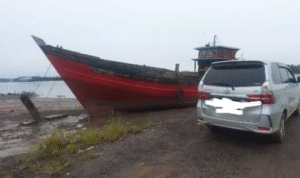 KBOBABEL.COM (Pangkalpinang),  – Sebuah kapal kayu bermuatan sekitar 25 ton pasir timah dikabarkan diamankan oleh pihak Lanal Bangka Belitung di Muara Pangkalbalam, Kota Pangkalpinang, Jumat (30/5/2025). Timah yang diduga kuat akan diselundupkan ke Singapura itu kini tengah dalam tahap penyelidikan intensif oleh aparat TNI AL. Selasa (3/6/2025).