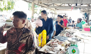 KBOBABEL.COM (Bangka Barat) – Menjelang perayaan Hari Raya Idul Adha 1446 H, Pemerintah Kabupaten Bangka Barat (Pemkab Babar) melakukan inspeksi mendadak (sidak) ke Pasar Tradisional Mentok dan sejumlah agen sembako, Kamis (5/6/2025) pukul 09.00 WIB. Kegiatan ini dilakukan untuk memastikan ketersediaan stok dan kestabilan harga bahan kebutuhan pokok di tengah meningkatnya permintaan masyarakat.