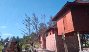 KBOBABEL.COM (Bangka) — Sebuah skandal pertanahan mencoreng kawasan konservasi pantai di Kabupaten Bangka. Tanpa dasar hukum yang sah, sebuah villa permanen berdiri megah di kawasan Pantai Takari, Desa Rebo, Kecamatan Sungailiat. Lokasi ini merupakan kawasan Hutan Lindung sekaligus bagian dari program Hutan Kemasyarakatan (HKM) Takari yang dikelola secara resmi oleh Kelompok Tani Tanjung Karang Lestari, berlandaskan izin dari Kementerian Lingkungan Hidup dan Kehutanan (KLHK). Kamis (18/6/2025)