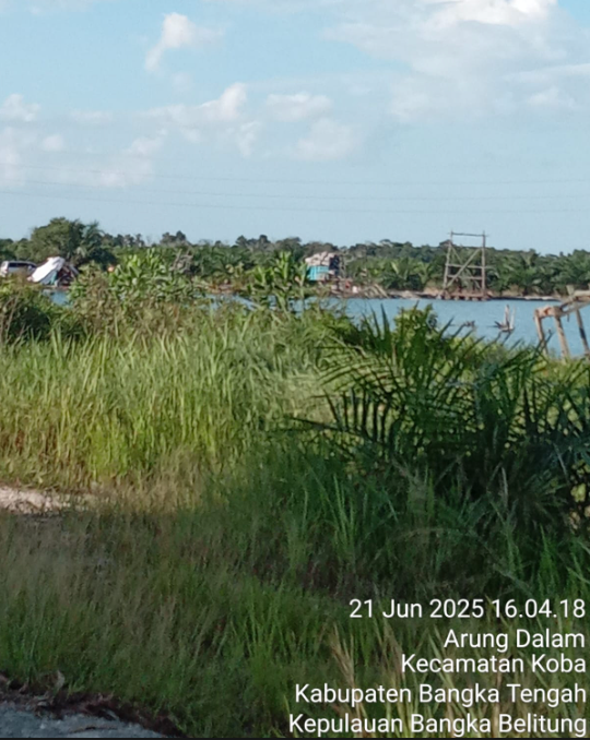 KBOBABEL.COM (KOBA) — Bangka Tengah kembali diguncang praktik tambang ilegal yang diduga melibatkan para pemain lama dan jaringan kuat yang menjalar hingga ke institusi negara. Kolong eks tambang PT Kobatin di Marbuk dan Kenari kini menjadi pusat perhatian setelah terungkap adanya operasi tambang ilegal berskala besar yang diduga mendapat ‘restu’ dari oknum aparat penegak hukum dan pejabat daerah. Minggu (22/6/2025).