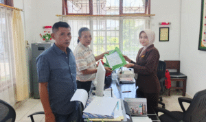 PANGKALPINANG – Aroma busuk dugaan korupsi kembali menyeruak dari tubuh Badan Usaha Milik Daerah (BUMD) di Provinsi Kepulauan Bangka Belitung. Kali ini, sorotan tajam publik mengarah kepada eks Direktur Utama PT Bumi Bangka Belitung Sejahtera (BBBS), Prof. Saparuddin atau yang akrab disapa Prof Udin, serta mantan Direktur Keuangan perusahaan tersebut, Suhardi. Rabu (25/6/2025).