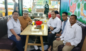 KBOBABEL.COM (Pangkalpinang) — Calon Wali Kota Pangkalpinang, Prof. Saparudin atau yang akrab disapa Prof. Udin, mendapat kejutan hangat dari warga saat bersantap di Rumah Makan Lempah Kuning “Habang”, Senin (7/7/2025). Di tengah waktu makan siangnya, seorang warga bernama Oding bersama rombongan datang menyapanya dengan penuh hormat dan antusias.