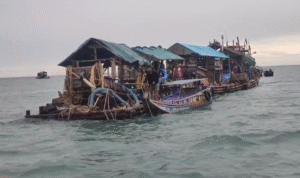 BANGKA BARAT – Aroma busuk praktik tambang timah ilegal kembali tercium di Bangka Belitung. Kali ini, isu keterlibatan oknum berseragam loreng kembali mencoreng citra institusi TNI. Seorang oknum bernama Parta diduga kuat menjadi koordinator lapangan ratusan ponton tambang ilegal yang kini bermigrasi ke perairan Keranggan, Kecamatan Muntok, Bangka Barat. Rabu (9/8/2025).