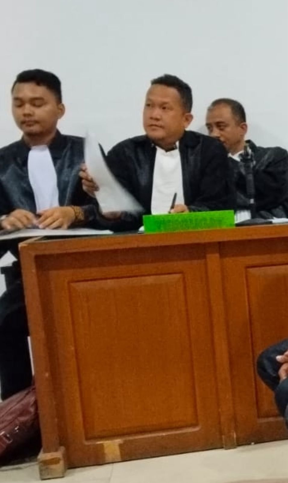 KBOBABEL.COM (Palembang)  – Polemik hukum atas dugaan korupsi dan penyerobotan lahan negara seluas 5.974,90 hektare di Kabupaten Musi Rawas memasuki babak baru. Tim kuasa hukum lima terdakwa yang kini sedang menjalani proses persidangan di Pengadilan Negeri Palembang mengajukan hak jawab atas berbagai pemberitaan yang dinilai tidak berimbang dan cenderung menyudutkan klien mereka. Rabu (6/8/2025).