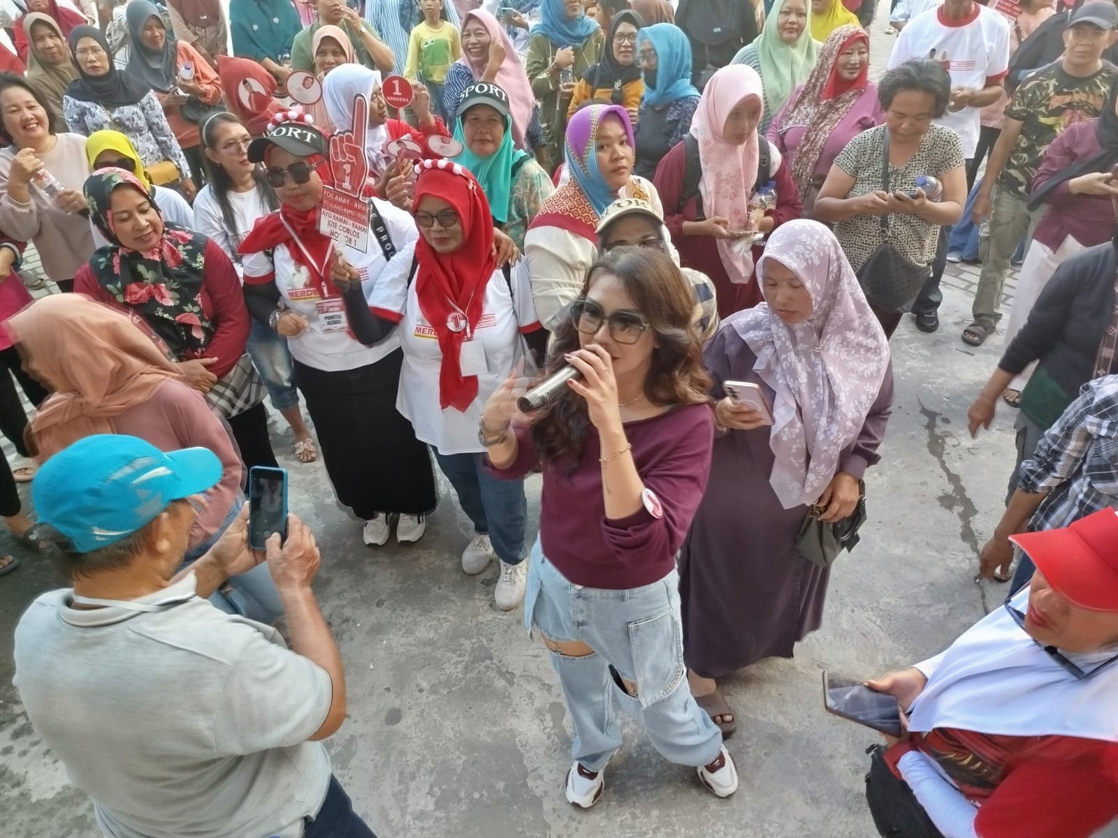 KBOBABEL.COM (Pangkalpinang) – Sore itu, Sabtu (23/8/2025), langit Pangkalpinang tampak cerah meski sempat diselimuti awan tipis. Dari berbagai sudut kota, warga mulai berdatangan dengan wajah antusias. Ada yang datang bersama keluarga, ada pula yang berangkat berombongan dengan atribut sederhana bertuliskan “Merdeka”. Mereka semua memiliki tujuan sama: menghadiri kampanye akbar Paslon Merdeka (Membangun Bersama Radmida dan Eka) di Taman Alun-Alun Lapangan Merdeka, pusat denyut nadi Kota Pangkalpinang. Minggu (24/8/2025). 