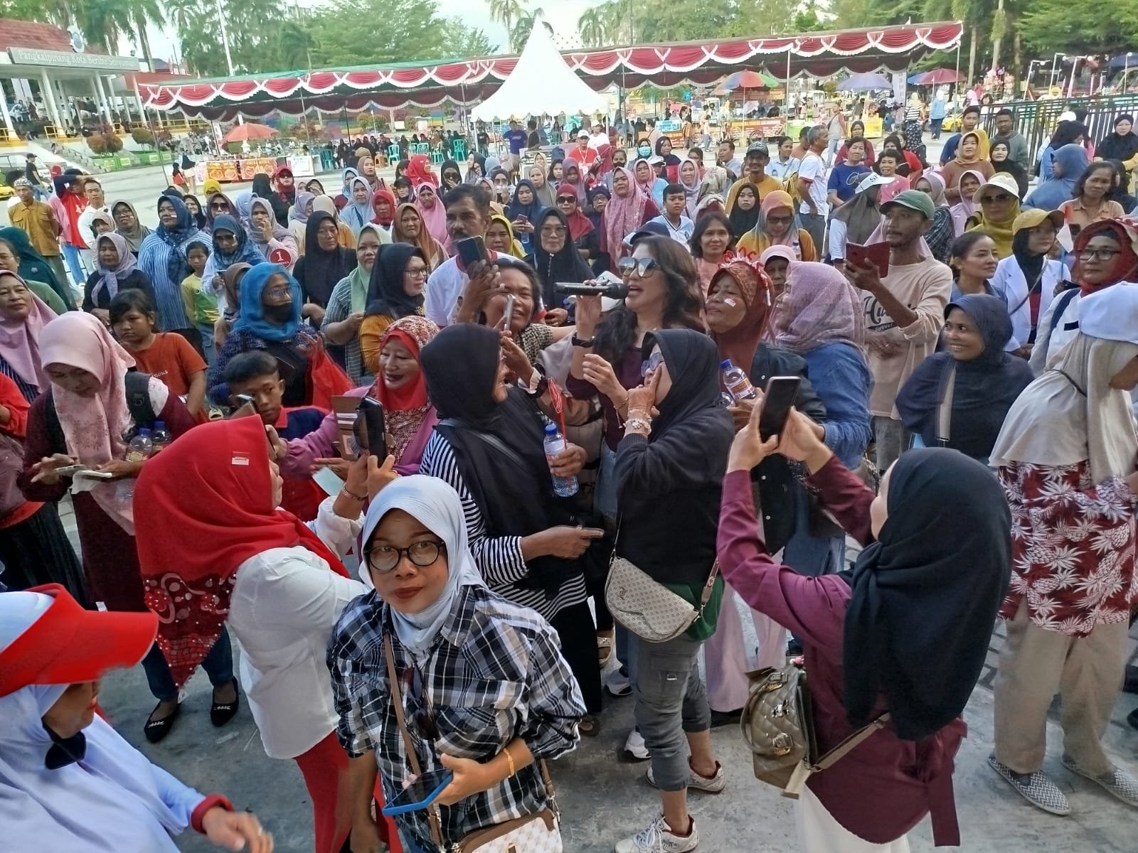 KBOBABEL.COM (Pangkalpinang) – Sore itu, Sabtu (23/8/2025), langit Pangkalpinang tampak cerah meski sempat diselimuti awan tipis. Dari berbagai sudut kota, warga mulai berdatangan dengan wajah antusias. Ada yang datang bersama keluarga, ada pula yang berangkat berombongan dengan atribut sederhana bertuliskan “Merdeka”. Mereka semua memiliki tujuan sama: menghadiri kampanye akbar Paslon Merdeka (Membangun Bersama Radmida dan Eka) di Taman Alun-Alun Lapangan Merdeka, pusat denyut nadi Kota Pangkalpinang. Minggu (24/8/2025). 