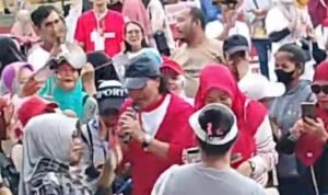 KBOBABEL.COM (Pangkalpinang) – Sore itu, Sabtu (23/8/2025), langit Pangkalpinang tampak cerah meski sempat diselimuti awan tipis. Dari berbagai sudut kota, warga mulai berdatangan dengan wajah antusias. Ada yang datang bersama keluarga, ada pula yang berangkat berombongan dengan atribut sederhana bertuliskan “Merdeka”. Mereka semua memiliki tujuan sama: menghadiri kampanye akbar Paslon Merdeka (Membangun Bersama Radmida dan Eka) di Taman Alun-Alun Lapangan Merdeka, pusat denyut nadi Kota Pangkalpinang. Minggu (24/8/2025). 