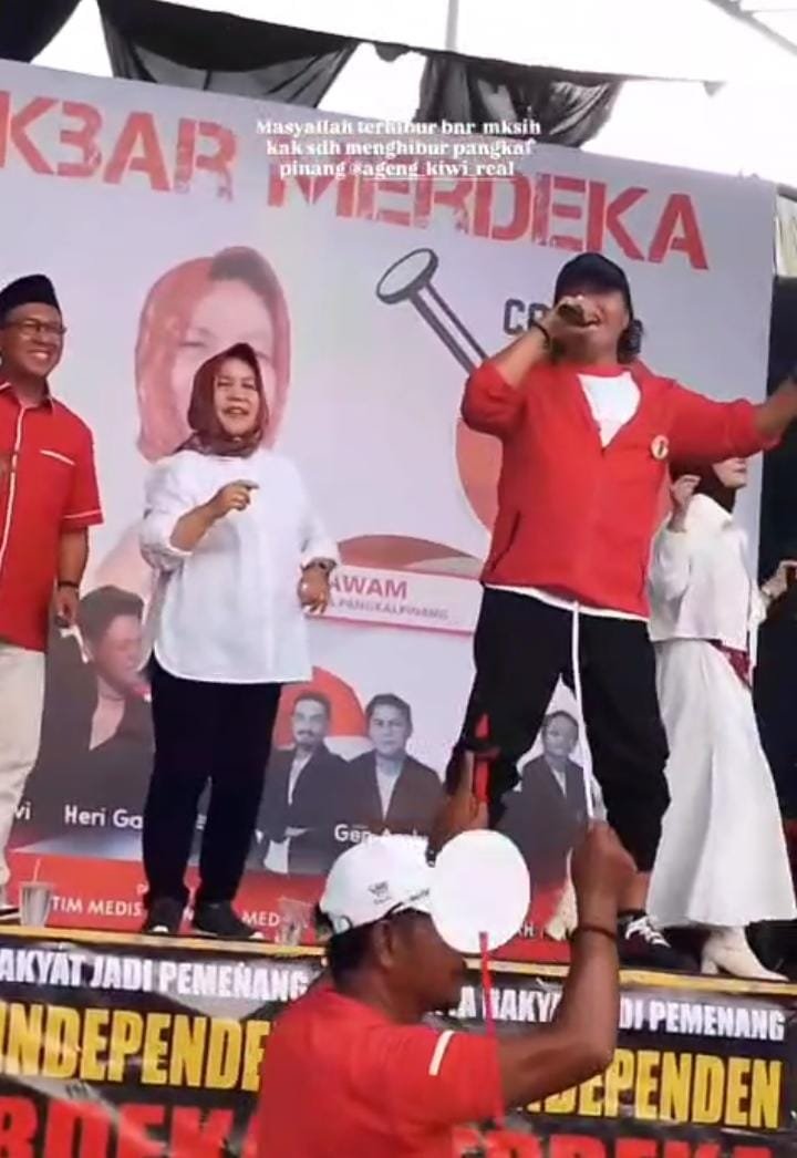 KBOBABEL.COM (Pangkalpinang) – Sore itu, Sabtu (23/8/2025), langit Pangkalpinang tampak cerah meski sempat diselimuti awan tipis. Dari berbagai sudut kota, warga mulai berdatangan dengan wajah antusias. Ada yang datang bersama keluarga, ada pula yang berangkat berombongan dengan atribut sederhana bertuliskan “Merdeka”. Mereka semua memiliki tujuan sama: menghadiri kampanye akbar Paslon Merdeka (Membangun Bersama Radmida dan Eka) di Taman Alun-Alun Lapangan Merdeka, pusat denyut nadi Kota Pangkalpinang. Minggu (24/8/2025). 