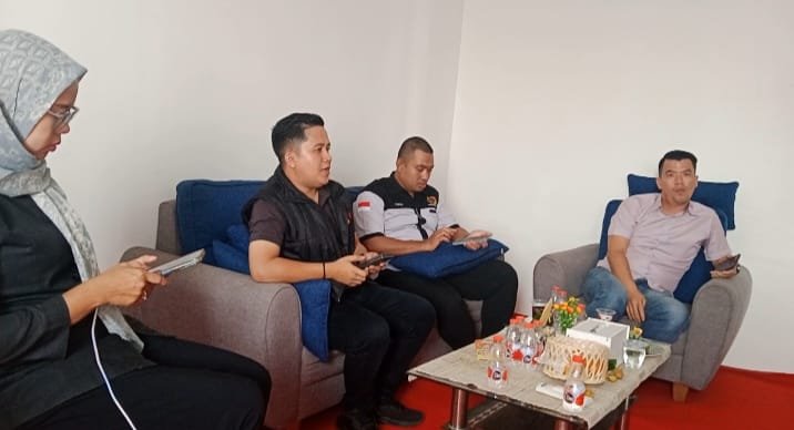 KBOBABEL.COM (Pangkalpinang) – Suasana menjelang pelaksanaan Pilkada Ulang Kota Pangkalpinang 2025 kembali diwarnai dengan dugaan praktik kotor politik uang. Kali ini, dugaan tersebut dilaporkan langsung oleh Muhammad Ichsan Muttaqin (44), warga Pasir Garam sekaligus Ketua DPD Partai Ummat Kota Pangkalpinang, ke Badan Pengawas Pemilu (Bawaslu) Kota Pangkalpinang, Selasa (26/8/2025).