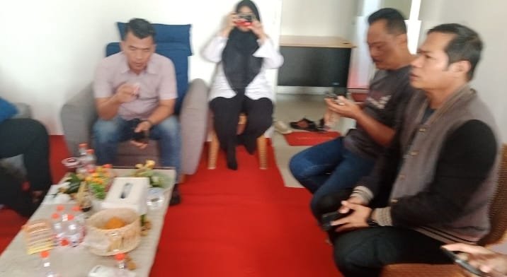 KBOBABEL.COM (Pangkalpinang) – Suasana menjelang pelaksanaan Pilkada Ulang Kota Pangkalpinang 2025 kembali diwarnai dengan dugaan praktik kotor politik uang. Kali ini, dugaan tersebut dilaporkan langsung oleh Muhammad Ichsan Muttaqin (44), warga Pasir Garam sekaligus Ketua DPD Partai Ummat Kota Pangkalpinang, ke Badan Pengawas Pemilu (Bawaslu) Kota Pangkalpinang, Selasa (26/8/2025).