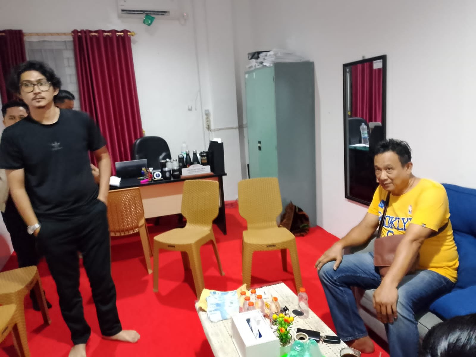 KBOBABEL.COM (Pangkalpinang) – Praktik politik uang kembali mencoreng wajah demokrasi di Kota Pangkalpinang. Seorang pria bernama Yanto (50), warga Ampui, Kecamatan Pangkalbalam, tertangkap tangan di warkop di depan SPBU Pangkalbalam oleh masyarakat dari tim relawan Merdeka, saat hendak menyerahkan uang tunai untuk dibagikan kepada pemilih, Selasa (26/8/2025) malam.