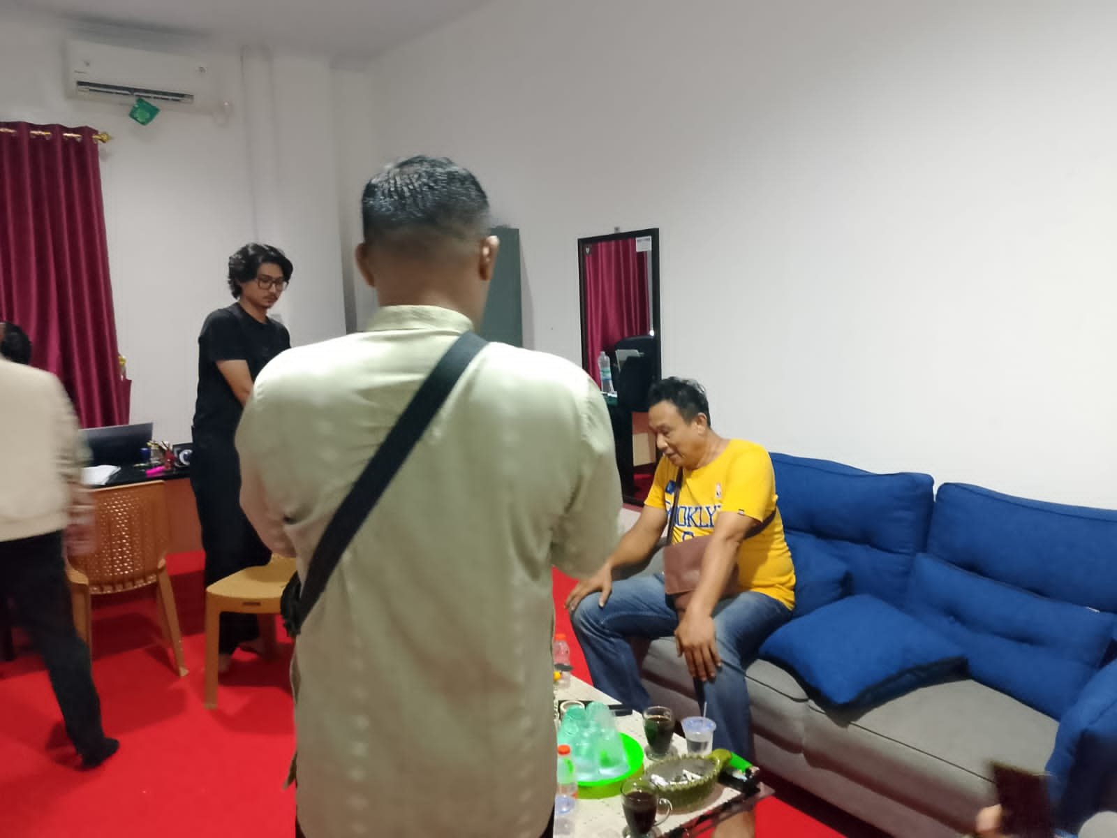 KBOBABEL.COM (Pangkalpinang) – Praktik politik uang kembali mencoreng wajah demokrasi di Kota Pangkalpinang. Seorang pria bernama Yanto (50), warga Ampui, Kecamatan Pangkalbalam, tertangkap tangan di warkop di depan SPBU Pangkalbalam oleh masyarakat dari tim relawan Merdeka, saat hendak menyerahkan uang tunai untuk dibagikan kepada pemilih, Selasa (26/8/2025) malam.