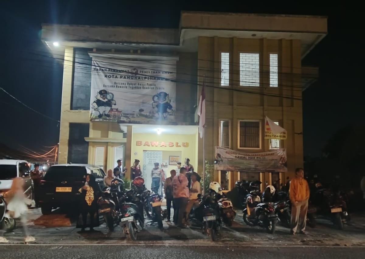 KBOBABEL.COM (Pangkalpinang) – Gelombang kekecewaan masyarakat terhadap kinerja Bawaslu Kota Pangkalpinang mencuat setelah terjadi insiden penangkapan tangan dugaan praktik money politik yang menyeret nama pasangan calon nomor urut 2, Molen – Zeki. 