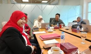 KBOBABEL.COM (PANGKALPINANG) – Kasus dugaan malpraktik medis yang menyeret nama dr. Ratna Setia Asih, Sp.A., M.Kes., dokter spesialis anak di RSUD Depati Hamzah, kian memanas. Aroma kontroversi muncul setelah tim kuasa hukum dari Firma Hukum Hangga Off melayangkan surat pengaduan resmi kepada Menteri Kesehatan RI dan Pimpinan Konsil Kesehatan Indonesia (KKI), menuntut evaluasi kinerja Majelis Disiplin Profesi (MDP) yang mereka nilai cacat prosedur dan sarat dugaan kriminalisasi. Rabu (13/8/2025).