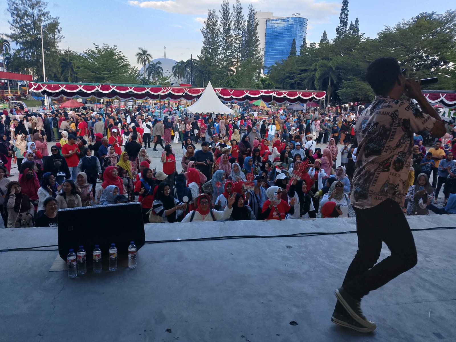 KBOBABEL.COM (Pangkalpinang) – Sore itu, Sabtu (23/8/2025), langit Pangkalpinang tampak cerah meski sempat diselimuti awan tipis. Dari berbagai sudut kota, warga mulai berdatangan dengan wajah antusias. Ada yang datang bersama keluarga, ada pula yang berangkat berombongan dengan atribut sederhana bertuliskan “Merdeka”. Mereka semua memiliki tujuan sama: menghadiri kampanye akbar Paslon Merdeka (Membangun Bersama Radmida dan Eka) di Taman Alun-Alun Lapangan Merdeka, pusat denyut nadi Kota Pangkalpinang. Minggu (24/8/2025). 