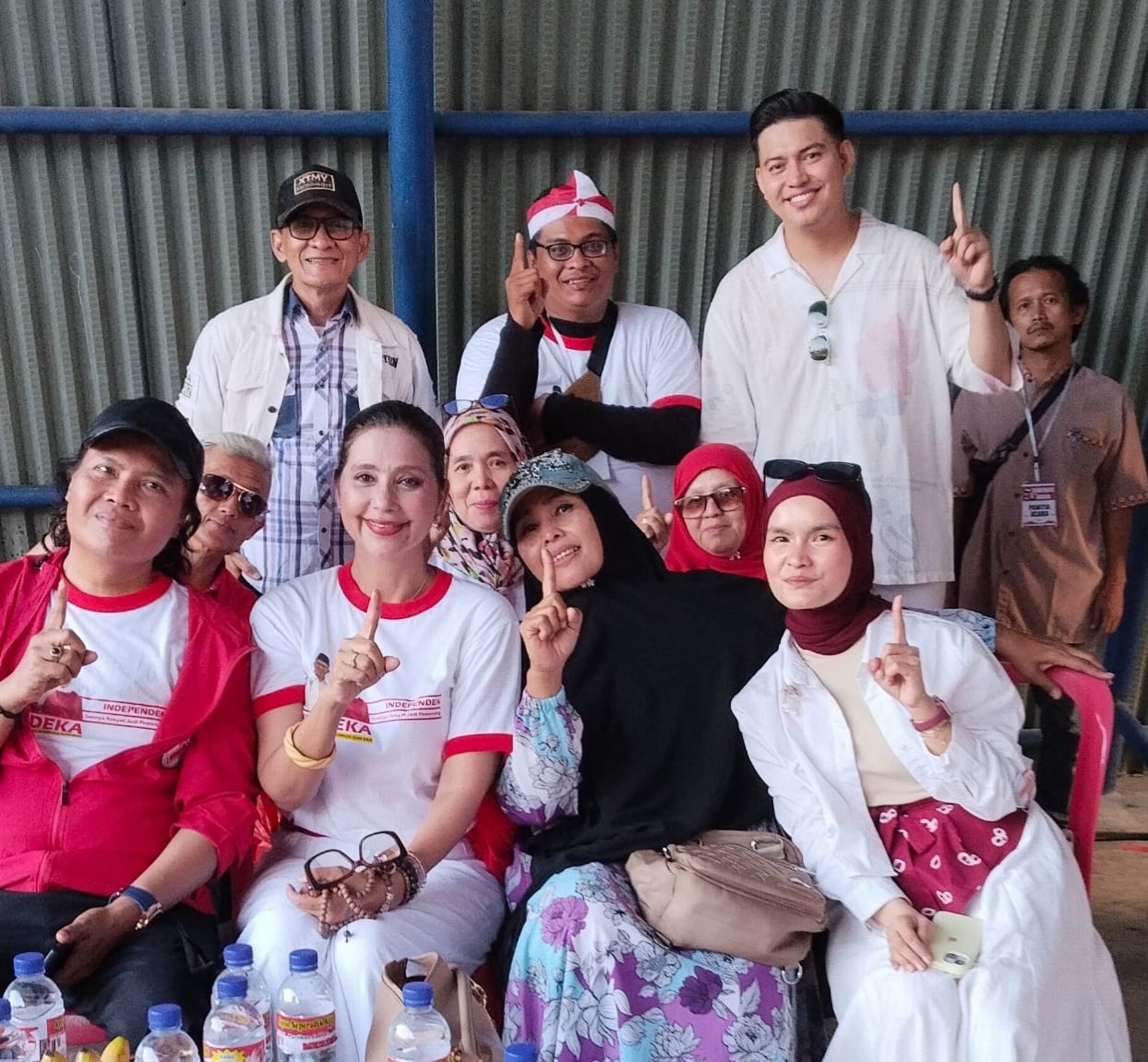 KBOBABEL.COM (Pangkalpinang) – Sore itu, Sabtu (23/8/2025), langit Pangkalpinang tampak cerah meski sempat diselimuti awan tipis. Dari berbagai sudut kota, warga mulai berdatangan dengan wajah antusias. Ada yang datang bersama keluarga, ada pula yang berangkat berombongan dengan atribut sederhana bertuliskan “Merdeka”. Mereka semua memiliki tujuan sama: menghadiri kampanye akbar Paslon Merdeka (Membangun Bersama Radmida dan Eka) di Taman Alun-Alun Lapangan Merdeka, pusat denyut nadi Kota Pangkalpinang. Minggu (24/8/2025). 