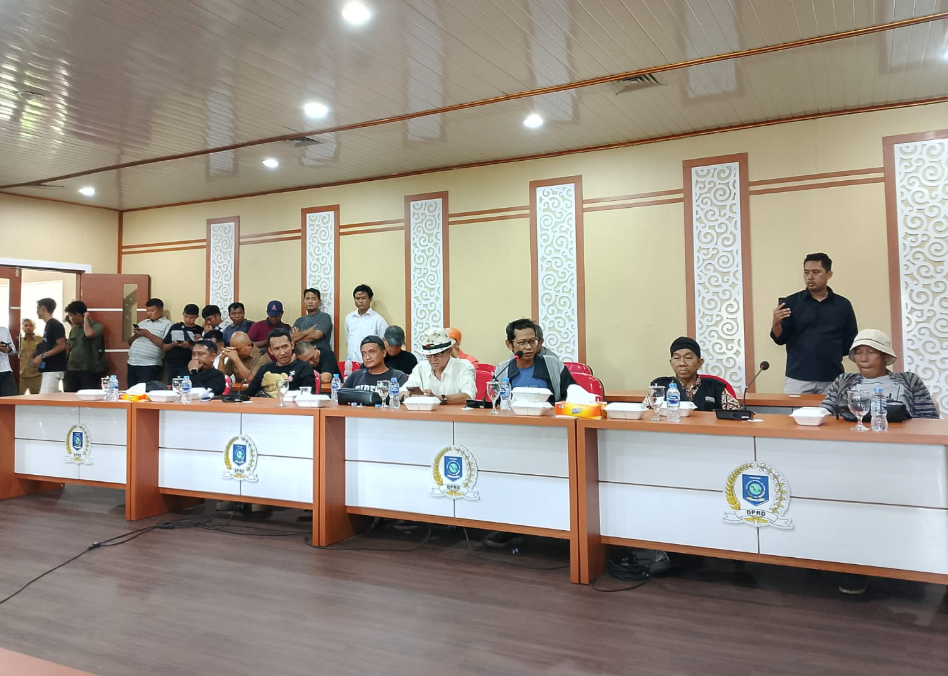 KBOBABEL.COM (Pangkalpinang) – Suasana rapat di ruang Banmus DPRD Provinsi Kepulauan Bangka Belitung, berubah panas. Aliansi Masyarakat Terzolimi (ALMASTER) datang dengan tujuh tuntutan utama, namun puncak tensi terjadi saat nama anggota DPR RI dapil Babel, Rudianto Tjen, digemakan lantang oleh massa. Senin (8/9/2025).