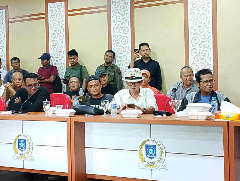 KBOBABEL.COM (Pangkalpinang) – Suasana rapat di ruang Banmus DPRD Provinsi Kepulauan Bangka Belitung, berubah panas. Aliansi Masyarakat Terzolimi (ALMASTER) datang dengan tujuh tuntutan utama, namun puncak tensi terjadi saat nama anggota DPR RI dapil Babel, Rudianto Tjen, digemakan lantang oleh massa. Senin (8/9/2025).