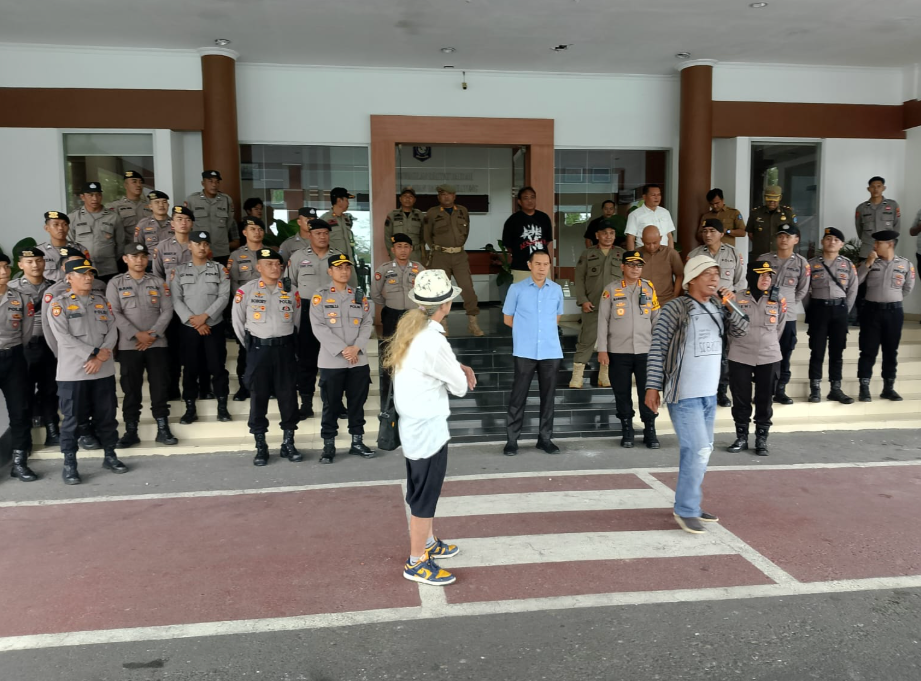 KBOBABEL.COM (Pangkalpinang) – Suasana rapat di ruang Banmus DPRD Provinsi Kepulauan Bangka Belitung, berubah panas. Aliansi Masyarakat Terzolimi (ALMASTER) datang dengan tujuh tuntutan utama, namun puncak tensi terjadi saat nama anggota DPR RI dapil Babel, Rudianto Tjen, digemakan lantang oleh massa. Senin (8/9/2025).