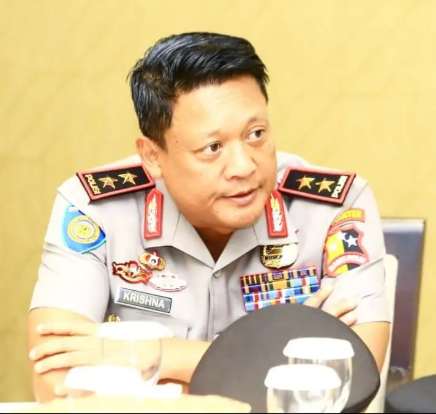 KBOBABEL.COM (Jakarta) – Dunia kepolisian diguncang oleh kasus yang menyita perhatian publik dan internal institusi Polri. Pada Selasa, 29 Juli 2025, di ruang rapat Divisi Profesi dan Pengamanan (Divpropam) Polri, Gedung Presisi 3 Lantai 6, digelar perkara yang melibatkan nama besar seorang jenderal bintang dua, Irjen Pol Krishna Murti, S.I.K., M.Si., yang saat itu menjabat sebagai Kepala Divisi Hubungan Internasional (Kadivhubinter) Polri, bersama seorang perwira polisi wanita, Kompol Anggraini Putri, S.I.K., M.Si. Jumat (12/9/2025).