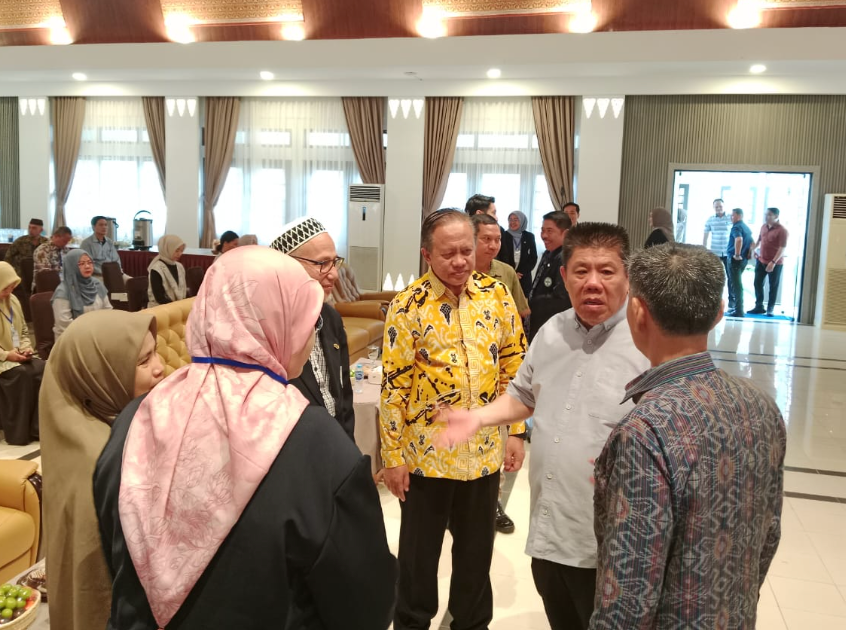 KBOBABEL.COM (Pangkalpinang) – Seminar bertajuk “Kesiapan Rumah Sakit di Bangka Belitung dalam Menghadapi Berbagai Macam Perubahan Regulasi di Tahun 2025” yang digelar oleh Perhimpunan Rumah Sakit Seluruh Indonesia (PERSI) Wilayah Kepulauan Bangka Belitung berlangsung hangat dan penuh dinamika. Acara yang dipusatkan di Ruang Pertemuan Mahligai Rumah Dinas Gubernur pada Sabtu (13/9/2025) ini menghadirkan Gubernur Kepulauan Bangka Belitung, Dr. (Hc) Hidayat Arsani, sebagai keynote speaker.