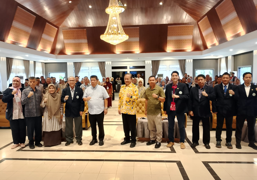 KBOBABEL.COM (Pangkalpinang) – Seminar bertajuk “Kesiapan Rumah Sakit di Bangka Belitung dalam Menghadapi Berbagai Macam Perubahan Regulasi di Tahun 2025” yang digelar oleh Perhimpunan Rumah Sakit Seluruh Indonesia (PERSI) Wilayah Kepulauan Bangka Belitung berlangsung hangat dan penuh dinamika. Acara yang dipusatkan di Ruang Pertemuan Mahligai Rumah Dinas Gubernur pada Sabtu (13/9/2025) ini menghadirkan Gubernur Kepulauan Bangka Belitung, Dr. (Hc) Hidayat Arsani, sebagai keynote speaker.