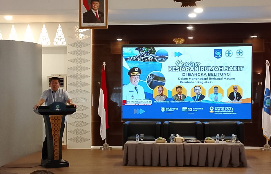 KBOBABEL.COM (Pangkalpinang) – Seminar bertajuk “Kesiapan Rumah Sakit di Bangka Belitung dalam Menghadapi Berbagai Macam Perubahan Regulasi di Tahun 2025” yang digelar oleh Perhimpunan Rumah Sakit Seluruh Indonesia (PERSI) Wilayah Kepulauan Bangka Belitung berlangsung hangat dan penuh dinamika. Acara yang dipusatkan di Ruang Pertemuan Mahligai Rumah Dinas Gubernur pada Sabtu (13/9/2025) ini menghadirkan Gubernur Kepulauan Bangka Belitung, Dr. (Hc) Hidayat Arsani, sebagai keynote speaker.