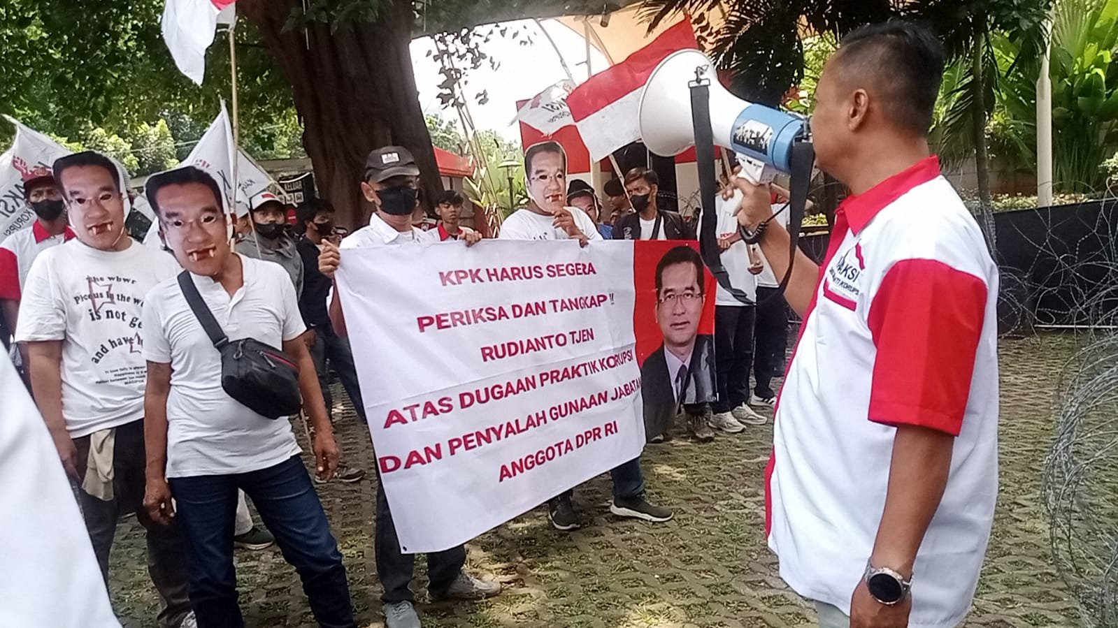 KBOBabel.Com (Jakarta) – Desakan publik agar lembaga antirasuah KPK menegakkan hukum secara tegas tanpa pandang bulu kembali menggema. Kali ini, giliran ratusan massa yang tergabung dalam Kaukus Muda Anti Korupsi (KAMAKSI) bersama Corruption Investigation Committee (CIC) menggeruduk Gedung Merah Putih KPK, Kamis (4/9/2025).