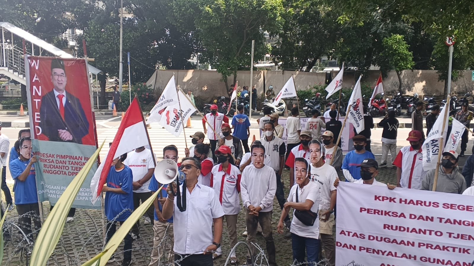 KBOBabel.Com (Jakarta) – Desakan publik agar lembaga antirasuah KPK menegakkan hukum secara tegas tanpa pandang bulu kembali menggema. Kali ini, giliran ratusan massa yang tergabung dalam Kaukus Muda Anti Korupsi (KAMAKSI) bersama Corruption Investigation Committee (CIC) menggeruduk Gedung Merah Putih KPK, Kamis (4/9/2025).