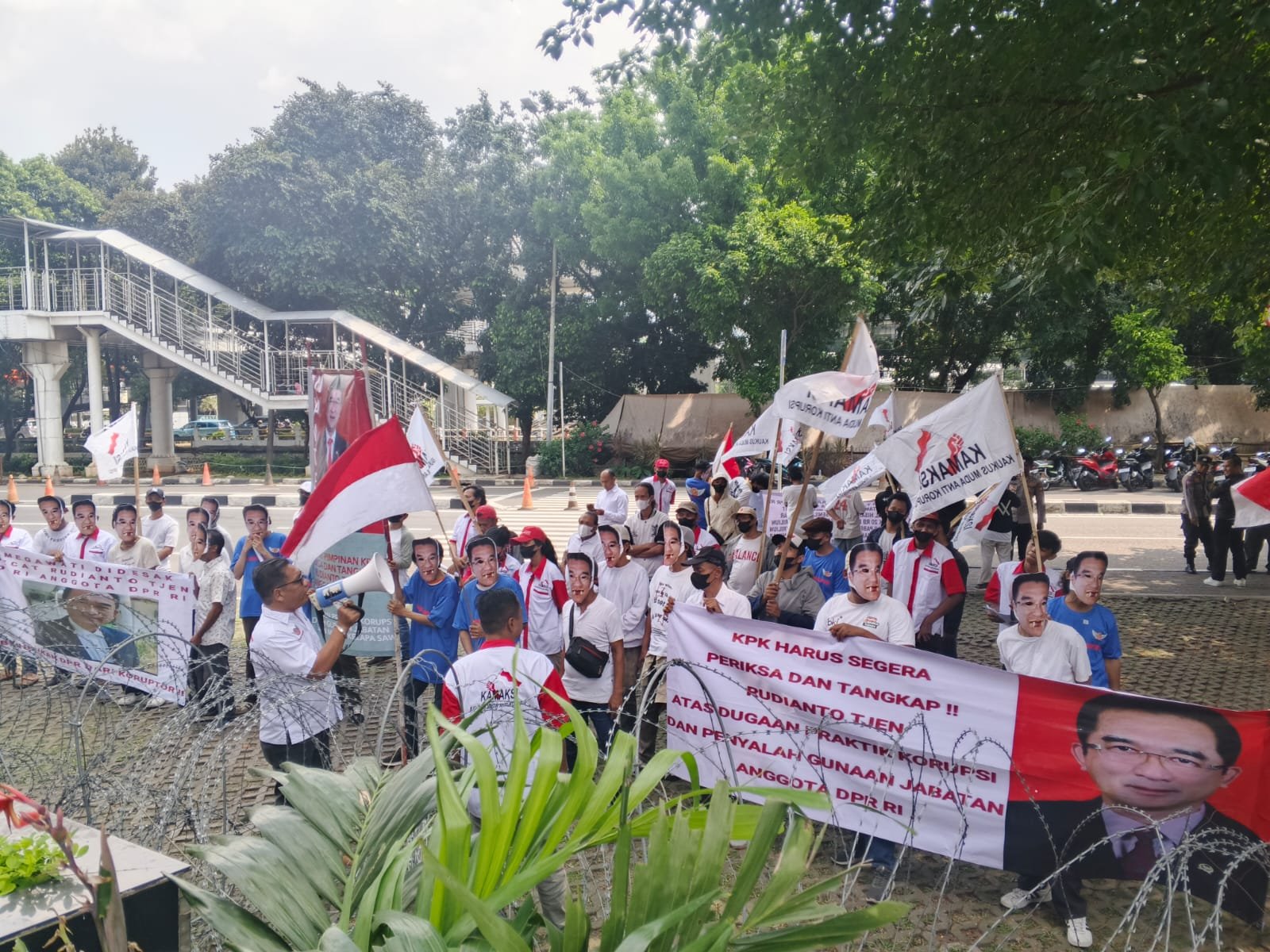 KBOBabel.Com (Jakarta) – Desakan publik agar lembaga antirasuah KPK menegakkan hukum secara tegas tanpa pandang bulu kembali menggema. Kali ini, giliran ratusan massa yang tergabung dalam Kaukus Muda Anti Korupsi (KAMAKSI) bersama Corruption Investigation Committee (CIC) menggeruduk Gedung Merah Putih KPK, Kamis (4/9/2025).