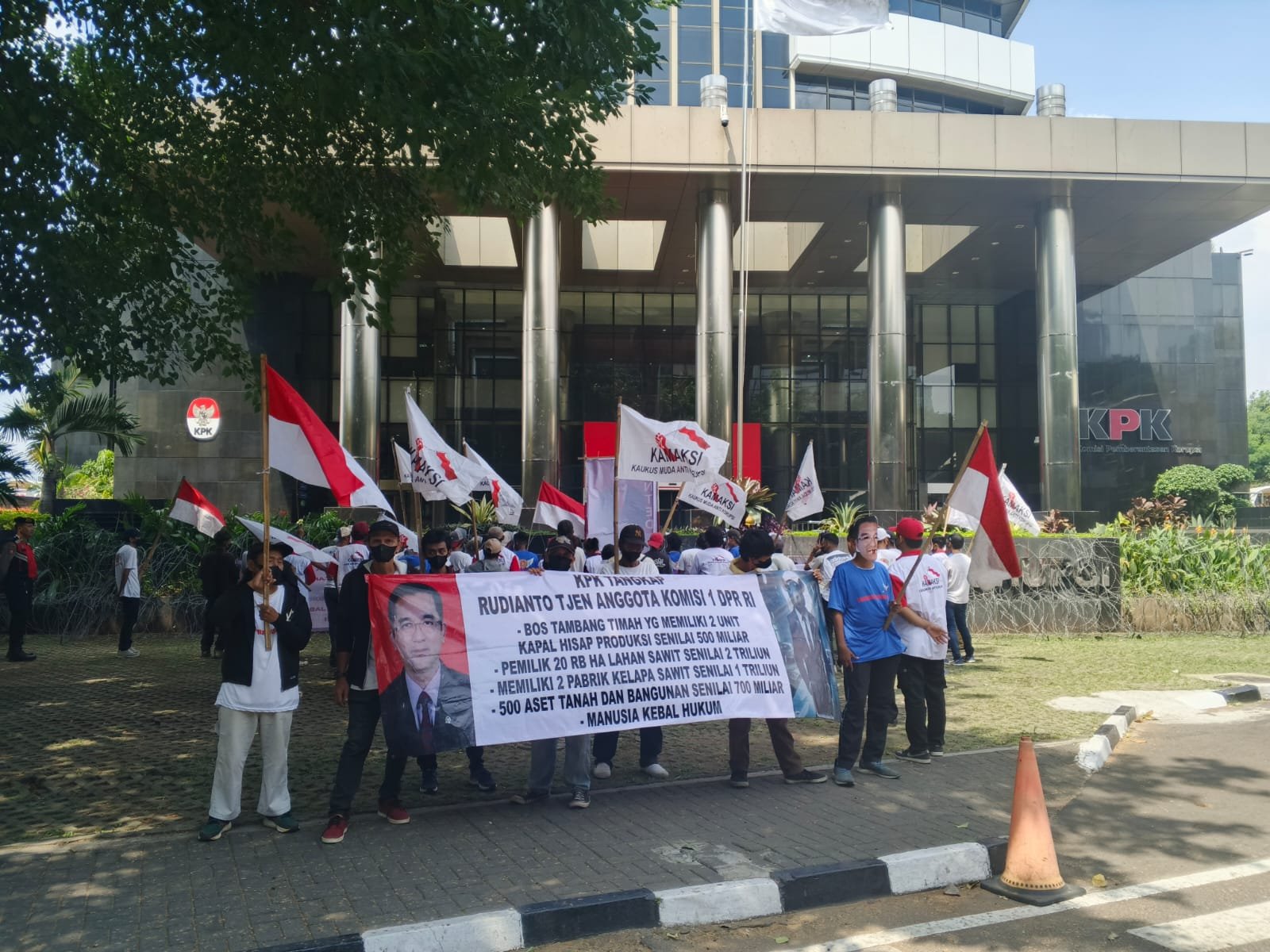 KBOBabel.Com (Jakarta) – Desakan publik agar lembaga antirasuah KPK menegakkan hukum secara tegas tanpa pandang bulu kembali menggema. Kali ini, giliran ratusan massa yang tergabung dalam Kaukus Muda Anti Korupsi (KAMAKSI) bersama Corruption Investigation Committee (CIC) menggeruduk Gedung Merah Putih KPK, Kamis (4/9/2025).