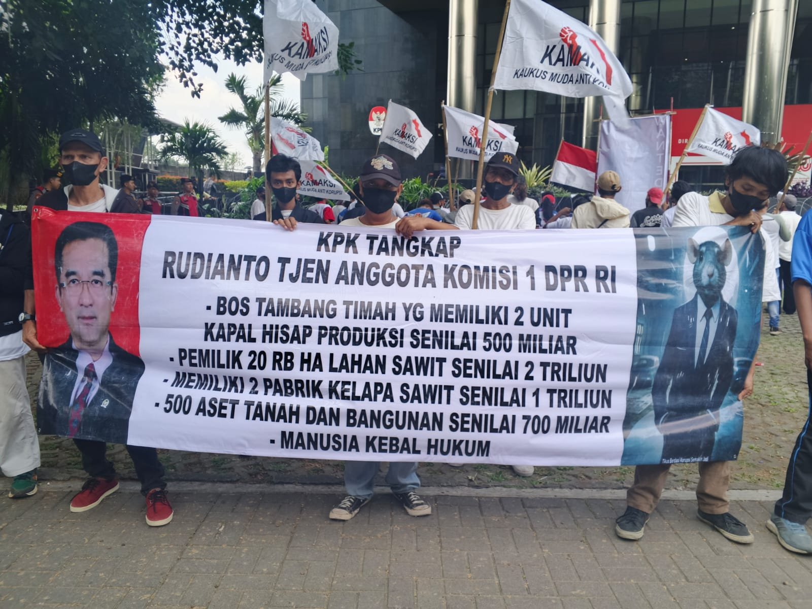 KBOBabel.Com (Jakarta) – Desakan publik agar lembaga antirasuah KPK menegakkan hukum secara tegas tanpa pandang bulu kembali menggema. Kali ini, giliran ratusan massa yang tergabung dalam Kaukus Muda Anti Korupsi (KAMAKSI) bersama Corruption Investigation Committee (CIC) menggeruduk Gedung Merah Putih KPK, Kamis (4/9/2025).