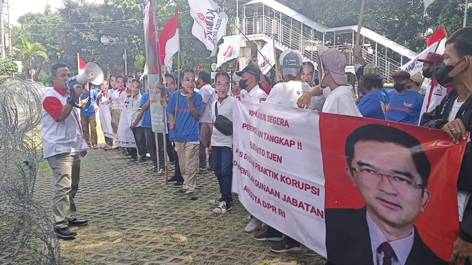 KBOBabel.Com (Jakarta) – Desakan publik agar lembaga antirasuah KPK menegakkan hukum secara tegas tanpa pandang bulu kembali menggema. Kali ini, giliran ratusan massa yang tergabung dalam Kaukus Muda Anti Korupsi (KAMAKSI) bersama Corruption Investigation Committee (CIC) menggeruduk Gedung Merah Putih KPK, Kamis (4/9/2025).