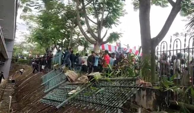 KBOBABEL.COM (Pangkalpinang) – Gelombang dukungan terhadap aparat penegak hukum (APH) agar mengusut tuntas dan menindak tegas oknum pelaku perusakan saat aksi demonstrasi di kantor PT Timah Tbk terus menguat. Selasa (7/10/2025).