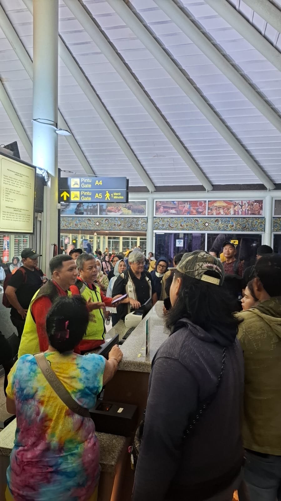 KBOBabel.Com (Jakarta) — Penumpang pesawat Sriwijaya Air SJ 072 dengan rute Jakarta–Pangkalpinang mengeluhkan penundaan penerbangan yang mencapai lebih dari delapan jam pada Selasa (22/10/2025).