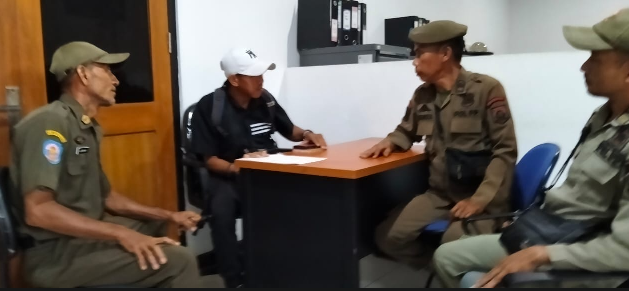 Pangkalpinang – Seorang pria berinisial DI (26) yang mengaku sebagai wartawan media online di Bangka Belitung kembali membuat kegaduhan di lingkungan Komisi Informasi (KI) Provinsi Bangka Belitung. Dalam beberapa hari terakhir, DI diketahui berkali-kali datang ke kantor KI Babel di lantai IV Gedung B Kantor Gubernur tanpa etika dan dengan perilaku yang dinilai jauh dari standar profesi jurnalis. Rabu (19/11/2025).