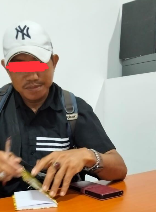Pangkalpinang – Seorang pria berinisial DI (26) yang mengaku sebagai wartawan media online di Bangka Belitung kembali membuat kegaduhan di lingkungan Komisi Informasi (KI) Provinsi Bangka Belitung. Dalam beberapa hari terakhir, DI diketahui berkali-kali datang ke kantor KI Babel di lantai IV Gedung B Kantor Gubernur tanpa etika dan dengan perilaku yang dinilai jauh dari standar profesi jurnalis. Rabu (19/11/2025).
