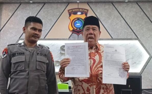 KBOBABEL.COM (PANGKALPINANG) — Gubernur Kepulauan Bangka Belitung, Hidayat Arsani, mengambil langkah tegas dengan menempuh jalur hukum setelah namanya dituding terlibat dalam dugaan korupsi Rp500 miliar. Tak ingin tuduhan tersebut berkembang menjadi opini liar, Hidayat langsung mendatangi SPKT Polda Babel, Kamis (27/11/2025) sekitar pukul 16.00 WIB, untuk melaporkan pihak yang ia nilai bertanggung jawab atas penyebaran fitnah tersebut.