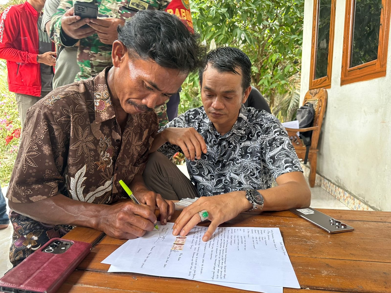 KBOBABEL.COM (Bangka) — Insiden keributan yang terjadi antara seorang pelimbang timah bernama Rohit alias Jodi (20) dengan beberapa anggota TNI di lokasi penambangan pasir timah “Kepala Burung” pada Jumat (28/11/2025) dipastikan bukan aksi pengeroyokan sebagaimana ramai diberitakan, melainkan hanya kesalahpahaman dan miskomunikasi saat proses pengamanan aktivitas tambang mitra PT Timah Tbk di blok kerja 54 milik CV Tri Mitra Resource (TMR).